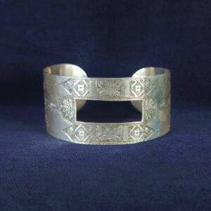 中央に長方形の透かしを施した、幾何学模様入りのトゥアレグ族シルバーバングル。モロッコ職人による手作りのユニークなデザイン、エルメス風１