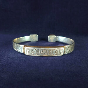 黒檀のような装飾が中央に施された細身のトゥアレグ族シルバーバングル。モロッコ職人による手作りの繊細なエスニックアクセサリー。1