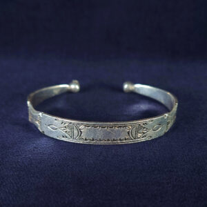 魚モチーフが彫られた細身のトゥアレグ族シルバーバングル。モロッコ直輸入の繊細な手作りエスニックアクセサリー。1