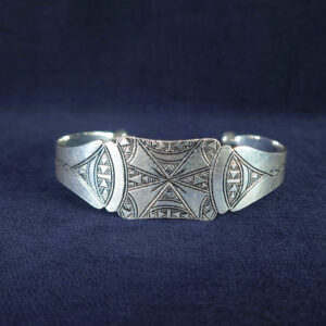 四角いモチーフと放射状の彫刻が印象的な、重厚感のある銀製バングル。伝統とモダンが融合したデザイン1