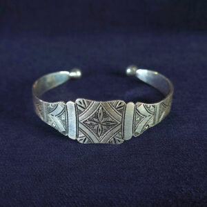 中央に精緻な花模様が彫られた、トゥアレグ族伝統のシルバーバングル。両サイドの文様も美しく、モロッコで手作りされた一点物1