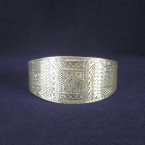 菱形や幾何学文様が連なる、幅広タイプのトゥアレグシルバーバングル。モロッコ職人の技術が光るエスニックな手作りアクセサリーネイティブアメリカン風2