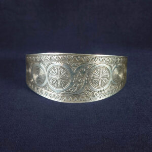 円形と草花模様が連なる幅広タイプのヴィンテージ風シルバーバングル。モロッコのトゥアレグ族による精緻な彫刻が魅力の手作りアクセサリー1
