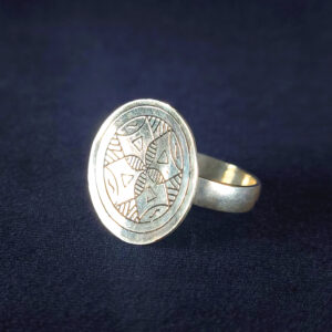 円形フェイスにシンメトリックな幾何学模様が刻まれた、モロッコ直輸入のトゥアレグシルバーリング。伝統工芸によるハンドメイドアクセサリー。1