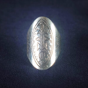 モロッコの職人が手作業で彫金したトゥアレグ族のシンボル入りシルバーリング。縦長楕円形の力強いデザインが特徴のハンドメイドアクセサリー。2