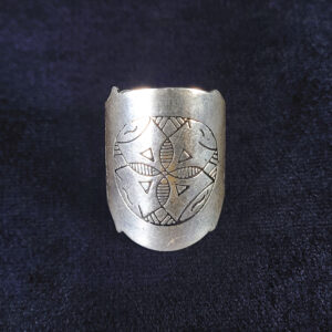 盾のような立体フォルムにシンメトリックな模様が刻まれたトゥアレグのハンドメイドシルバーリング。モロッコ伝統のエスニックアクセサリー。1