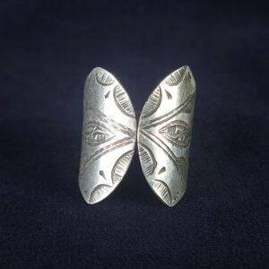 中央が開いたユニークなフォルムに、目をモチーフにした彫金模様が刻まれたトゥアレグシルバーリング。モロッコの手作りエスニックアクセサリー。1