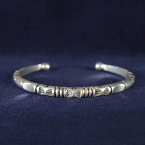 トゥアレグ族による手彫りのシルバーバングル。蝶を連想させる連続模様が美しい、モロッコ伝統の職人技が光る一点。1