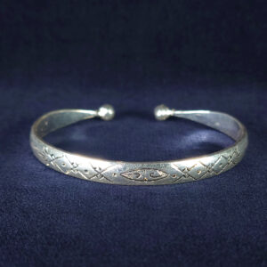 モロッコ直輸入のトゥアレグ族シルバーブレスレット。繊細なエスニック模様が手彫りされた細身のデザイン。1