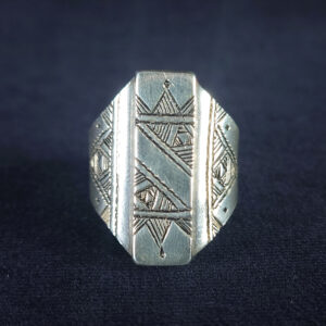 モロッコの遊牧民族トゥアレグが伝統技法で彫金したハンドメイドのシルバーリング。エスニック＆ボヘミアンな雰囲気漂う一点ものアクセサリー。1