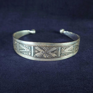 X模様を基調とした幾何学彫金が施されたモロッコ直輸入のトゥアレグシルバーバングル。職人によるハンドメイドのエスニックアクセサリー1
