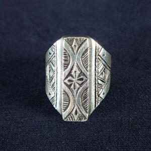 モロッコの遊牧民トゥアレグが手作業で彫金した伝統模様入りのハンドメイドシルバーリング。エスニックでボヘミアンなスタイルにぴったりの一点ものアクセサリー。1