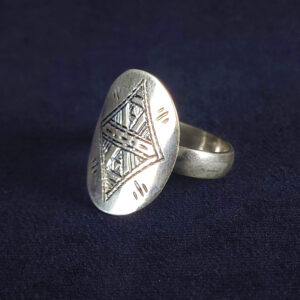 モロッコのトゥアレグ族による手作業の彫金が美しい楕円形のシルバーリング。幾何学模様が特徴のエスニックアクセサリー。1